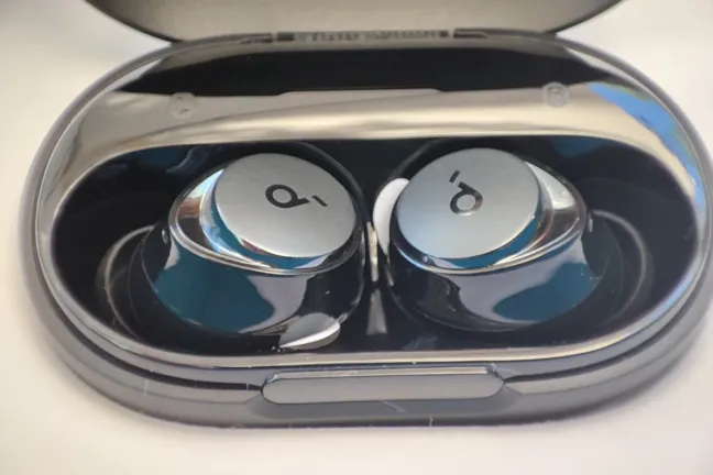 Anker Soundcore Space A40 dans le boitier de charge