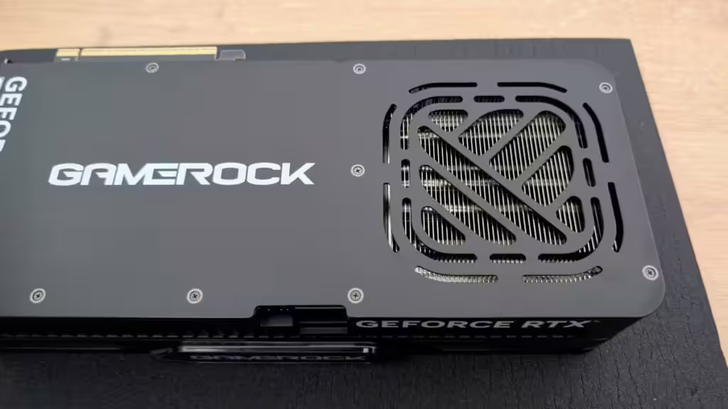 Palit GeForce RTX 5090 GameRock large bouche dextraction